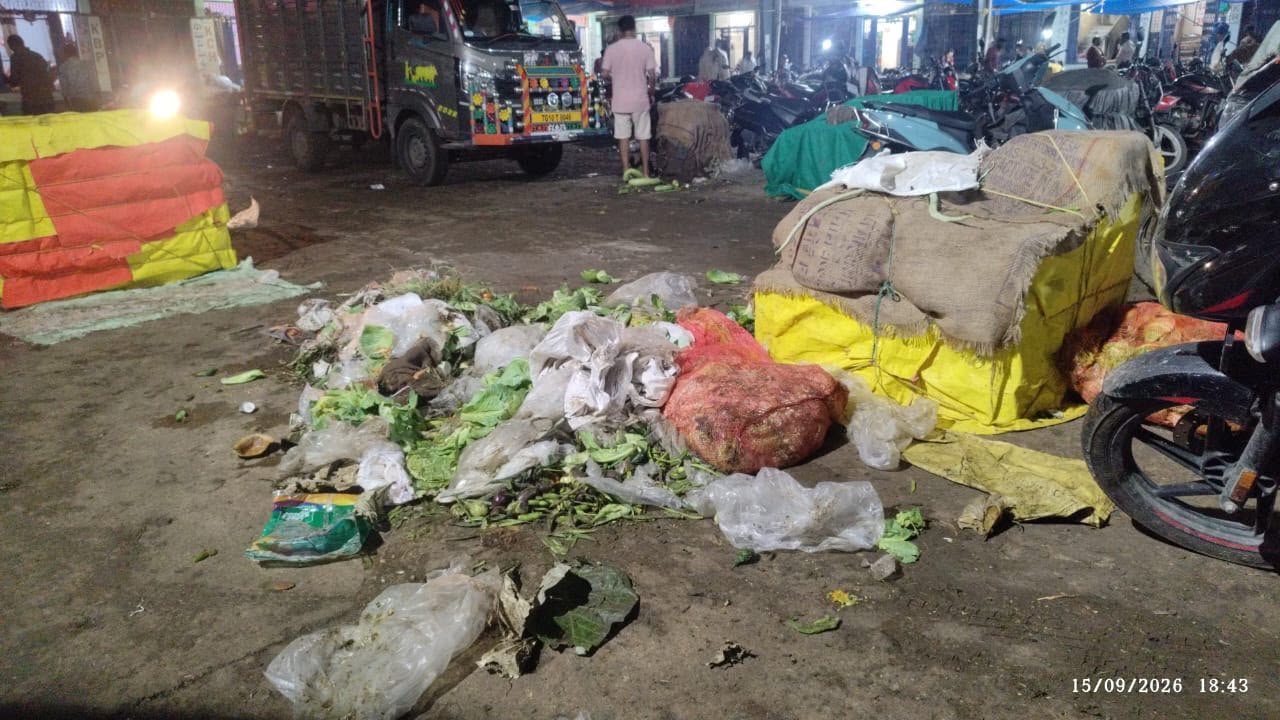 దుర్గంధంలో వరంగల్ కూరగాయల మార్కెట్ మూడు రోజులుగా పేరుకుపోయిన చెత్త.. పట్టించుకోని అధికారులు ఇబ్బందులు పడుతున్న వినియోగదారులు, వ్యాపారస్తులు